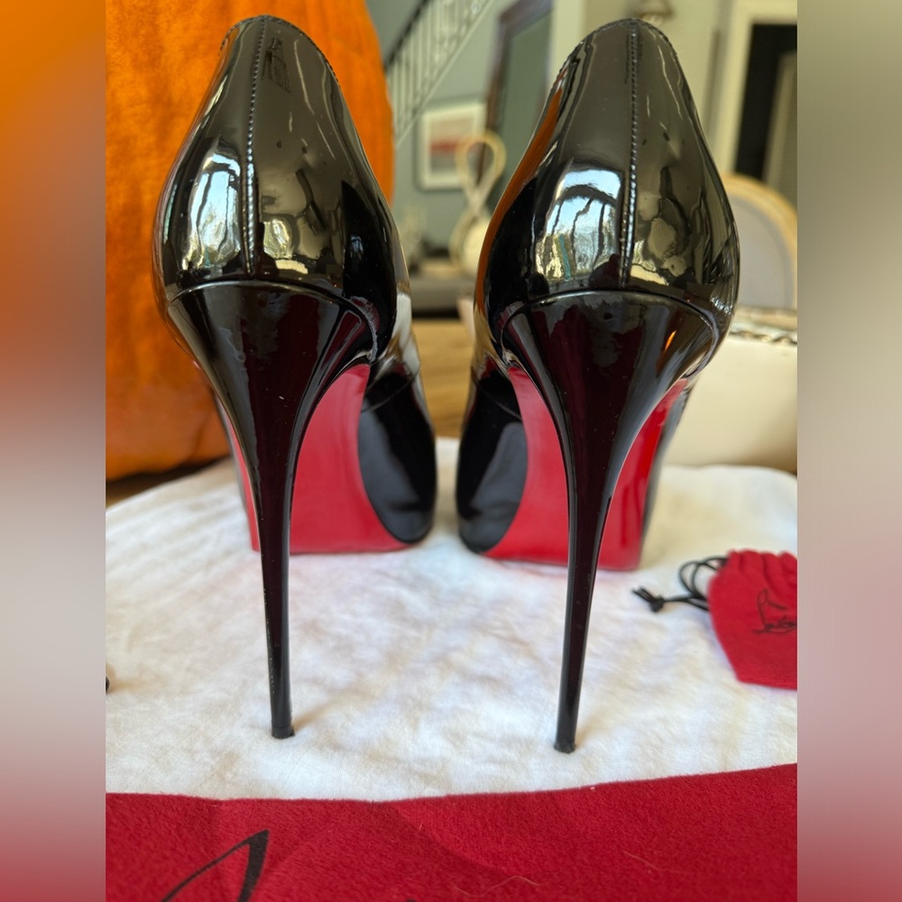Guaranteed authentic Christian Louboutin pumps/heels sz 42 (US sz 9)